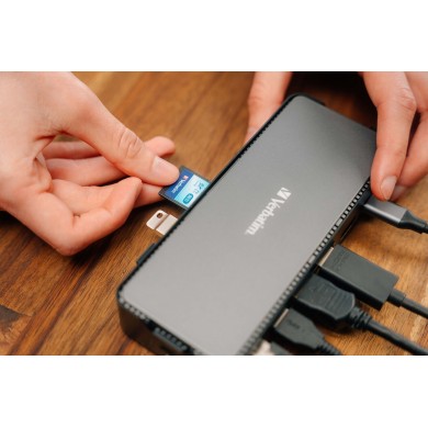 Docking Station Verbatim Pro / 15 porturi / NVMe 256GB / 8K HDMI / USB 10Ggps / USB-C 100W Docking Station Verbatim Pro / 15 porturi / NVMe 256GB / 8K HDMI / USB 10Ggps / USB-C 100W