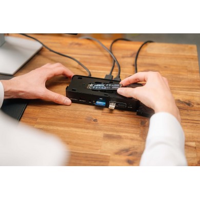 Docking Station Verbatim Pro / 15 porturi / NVMe 256GB / 8K HDMI / USB 10Ggps / USB-C 100W Docking Station Verbatim Pro / 15 porturi / NVMe 256GB / 8K HDMI / USB 10Ggps / USB-C 100W